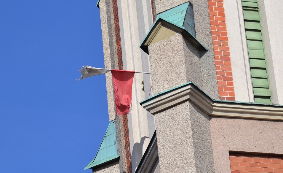 flaga na kościele